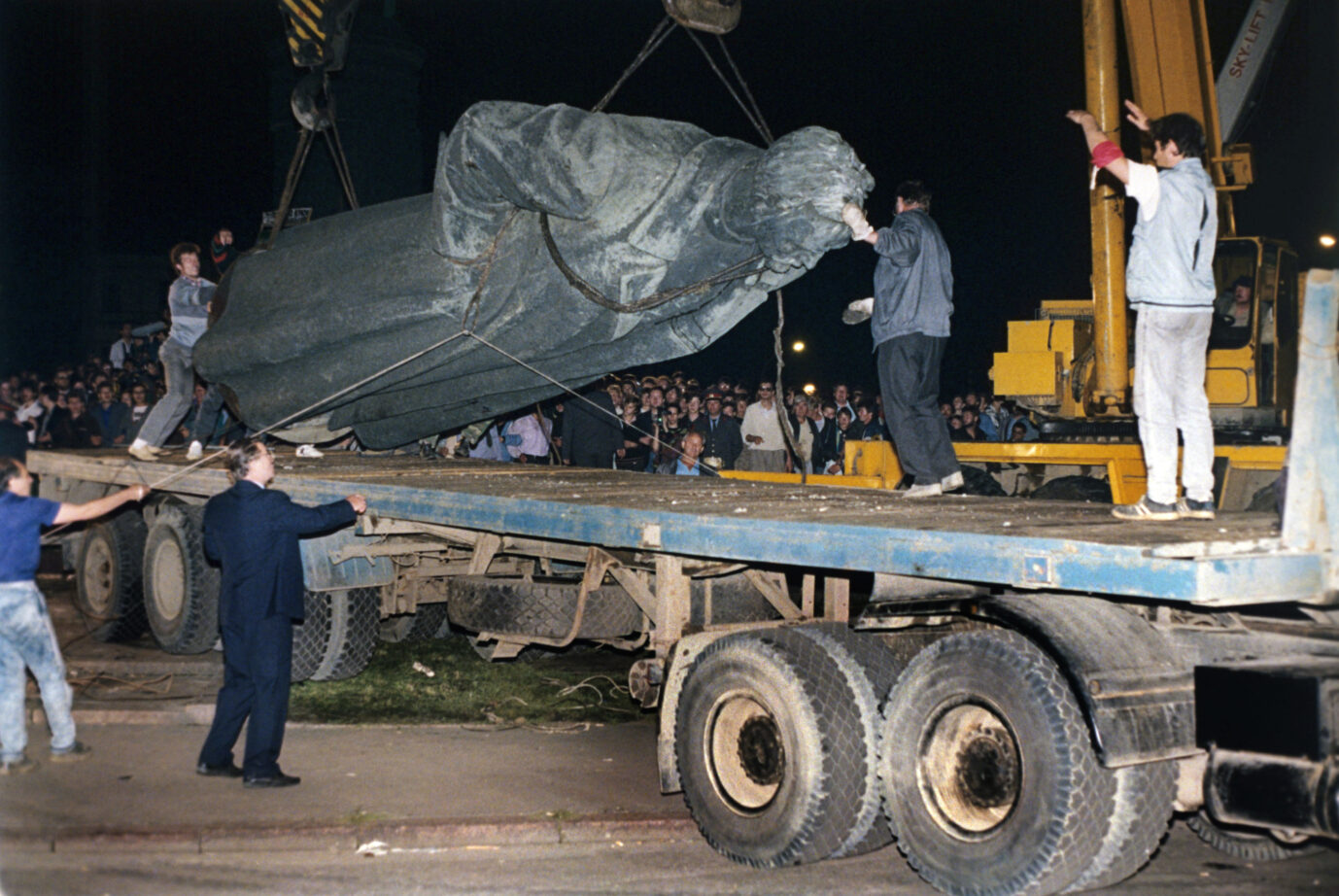 Die Statue des russischen Geheimdienstlers Feliks Dzierżyński wird vor dem KGB-Hauptquartier in Moskau 1991 abgeräumt Foto: picture-alliance/ dpa | afp