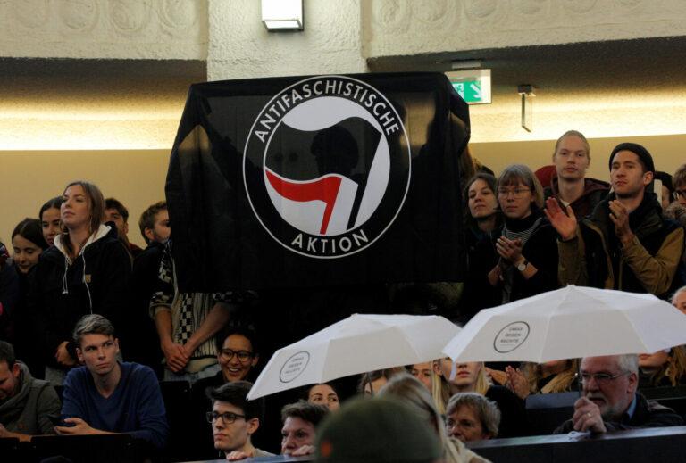 Linksradikale demonstrieren 2019 in Hamburger Universität gegen Professor Bernd Lucke
