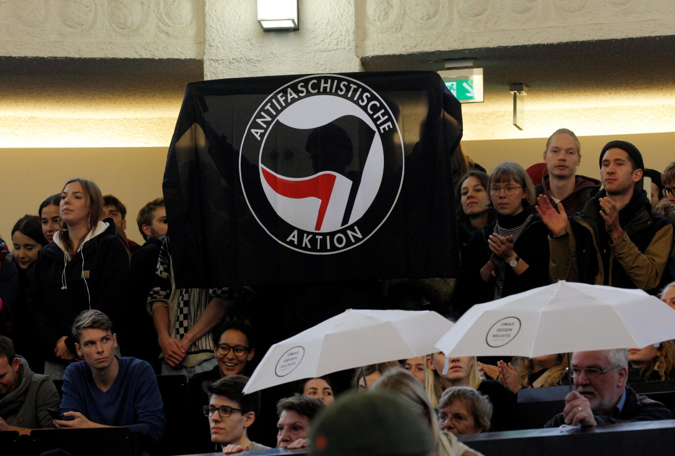 Linksradikale demonstrieren 2019 in Hamburger Universität gegen Professor Bernd Lucke