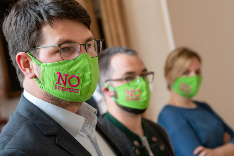 Bayerische Grünen-Politiker mit "No Hatespeech"-Masken Foto: picture alliance/dpa | Peter Kneffel