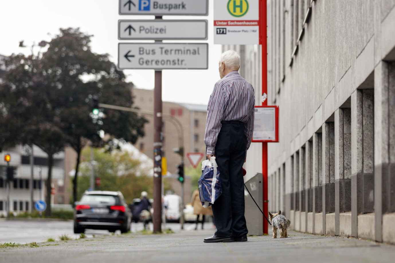 Renter in Köln: Altersvorsorge und innere Sicherheit muß die Politik laut den Deutschen die höchste Priorität beimessen