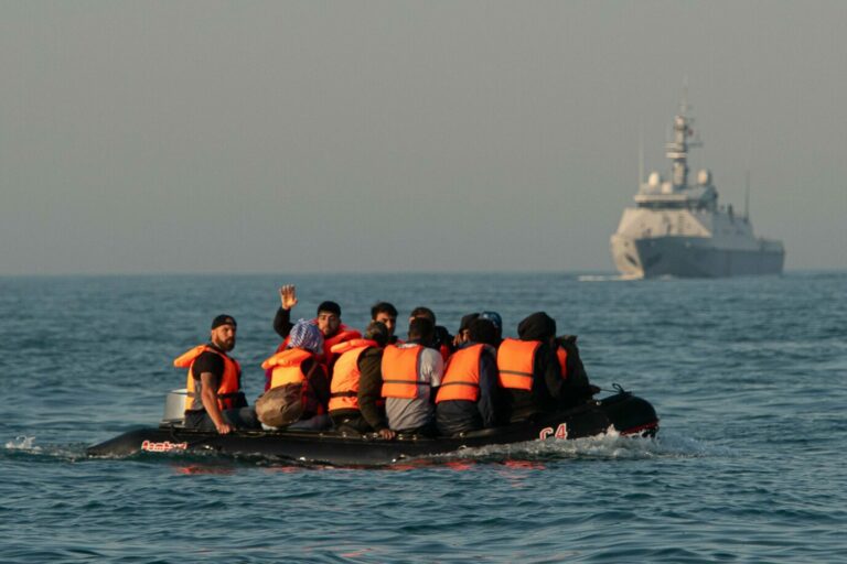 Migranten versuchen, den Ärmelkanal auf kleinen Sportbooten zu überqueren (Archivbild) Foto: picture alliance/dpa/MAXPPP | Pascal Bonniere