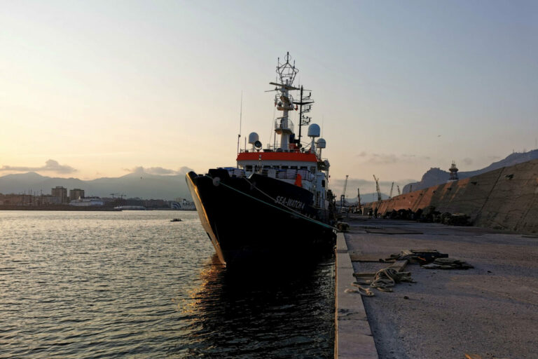 Schiff der Migrantenhilfsorganisation Sea-Watch: Derzeit befinden sich rund 500 libysche Migranten an Bord