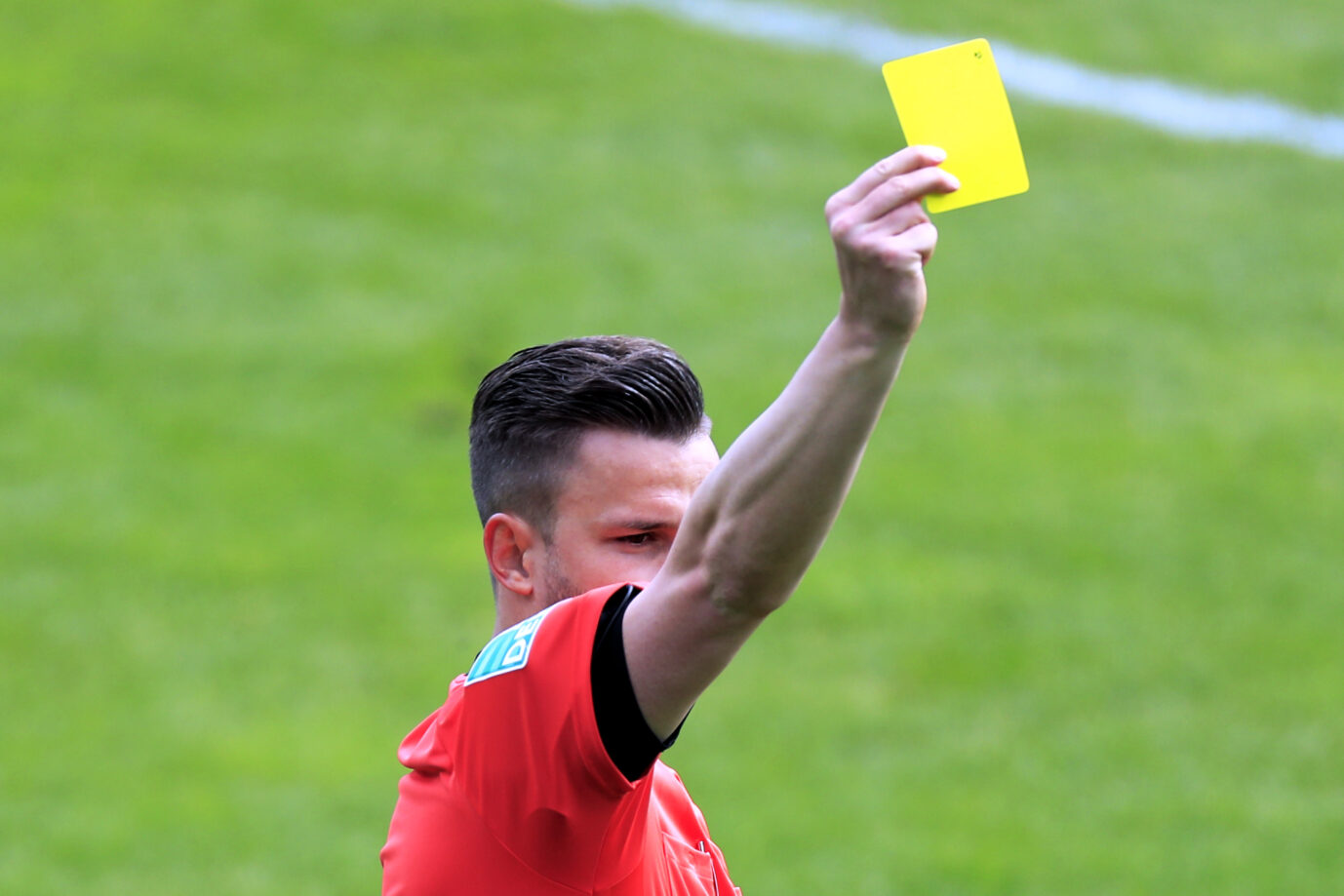 Schiedsrichter zeigt die Gelbe Karte (Symbolbild): Der kurdisch geprägte Verein FC Rojkurd aus Hessen muß eine Strafe für die Herabwürdigung eines Schiedsrichters zahlen
