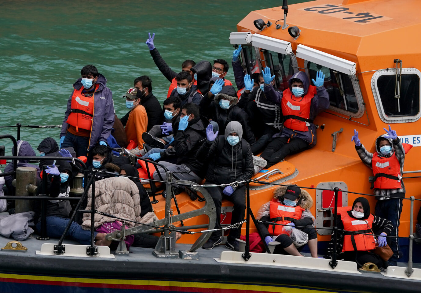 Migranten auf Booten der britischen Sicherheitsbehörde Border Force: Seit der Corona-Krise hat die illegale Einwanderung über den Ärmelkanal zugenommen
