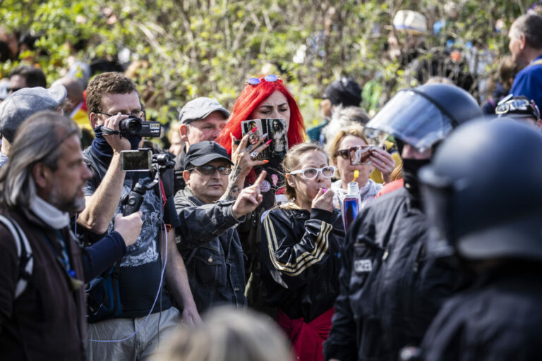 Filmende bei einer Demonstration gegen die Corona-Maßnahmen Foto: picture alliance / photothek | Florian Gaertner