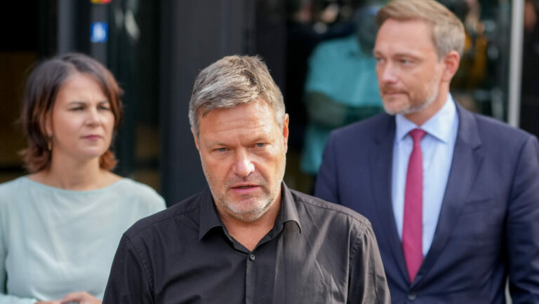Grünen-Chef Robert Habeck (m.) mit dem FDP-Vorsitzenden Christian Lindner (r.): Ambitionen auf das Finanzministerium