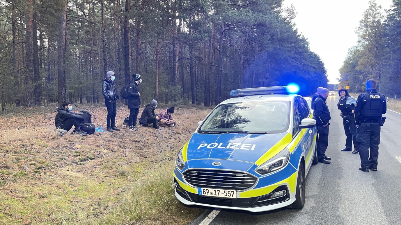 Bundespolizisten stellen illegale Einwanderer an der deutsch-polnischen Grenze Foto: picture alliance/dpa/dpa-Zentralbild | Danilo Dittrich