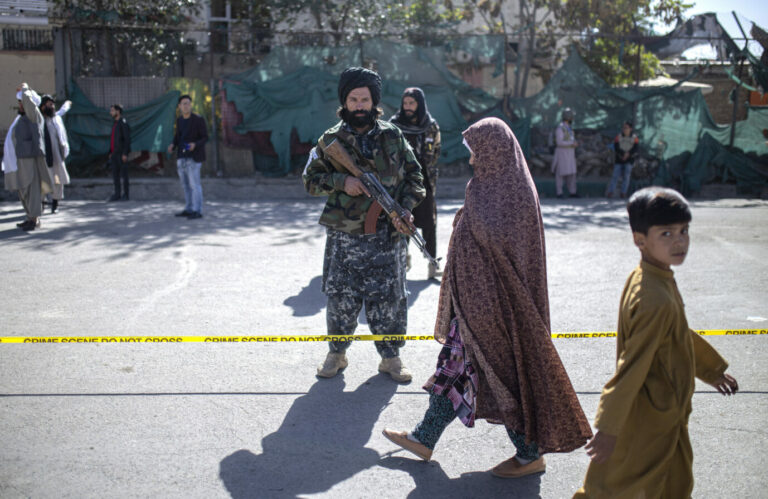 Bewaffneter Taliban in Kabul: Die Bundesrepublik läßt wieder Menschen aus der afghanischen Hauptstadt ausfliegen