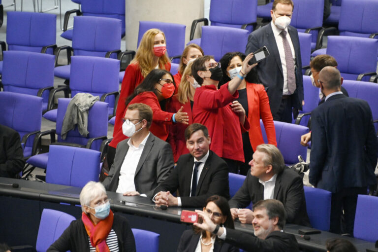 Bundestagsabgeordnete knipsen vor der konstituierenden Sitzung des 20. Deutschen Bundestages im Reichstagsgebäude ein „Selfie"