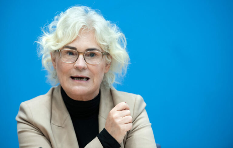 Die scheidende Bundesfamilienministerin Christine Lambrecht (SPD) spricht sich gegen Schulschließungen wegen der Corona-Pandemie aus Foto: picture alliance/dpa | Bernd von Jutrczenka