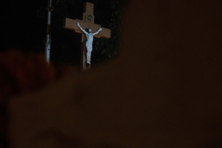 Kruzifix in einer katholischen Kirche: Das Herausreißen des Kreuzes hat eine klare Botschaft, nämlich Verachtung
