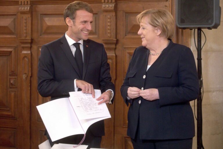 Frankreichs Präsident Emmanuel Macron lobt Noch-Kanzlerin Angela Merkel (CDU) Foto: picture alliance/dpa/MAXPPP | -