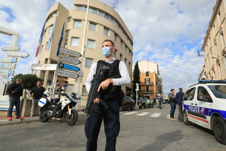 Polizisten stehen am Tatort im französischen Cannes, wo ein Messerangreifer erschossen wurde Foto: picture alliance/dpa/MAXPPP | Frantz Bouton