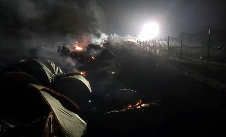 Migranten übernachten in Zelten an der weißrussisch-polnischen Grenze