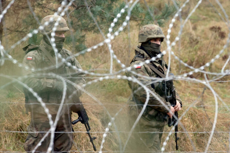 Polnische Sicherheitskräfte sichern die Grenze gegen den Migrantenansturm Foto: picture alliance/dpa/BelTA | Leonid Shcheglov