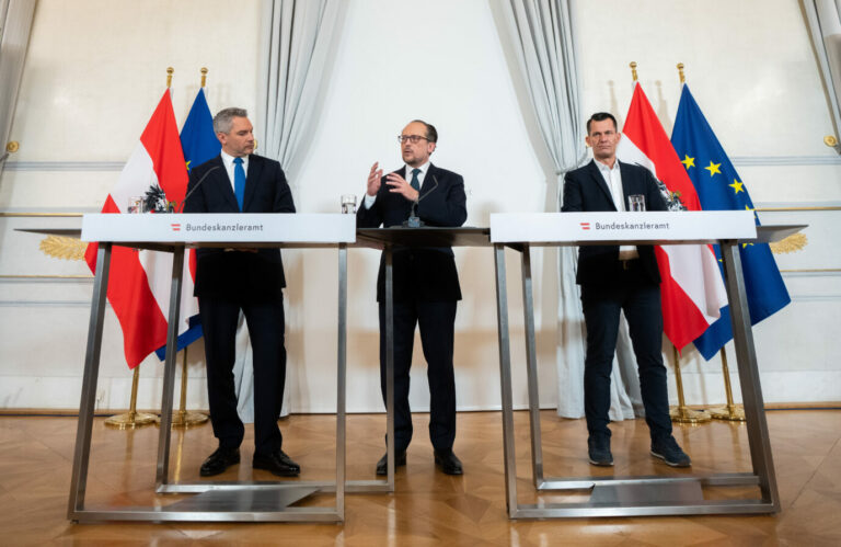 Österreichs Innenminister Karl Nehammer (ÖVP, l.), Bundeskanzler Alexander Schallenberg (ÖVP, m.) und Gesundheitsminister Wolfgang Mückstein (Grüne)