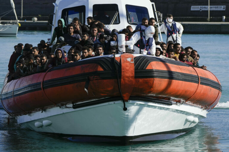 Die Küstenwache bringt die im Mittelmeer aufgegriffenen Migranten zum Hafen von Roccella Ionica