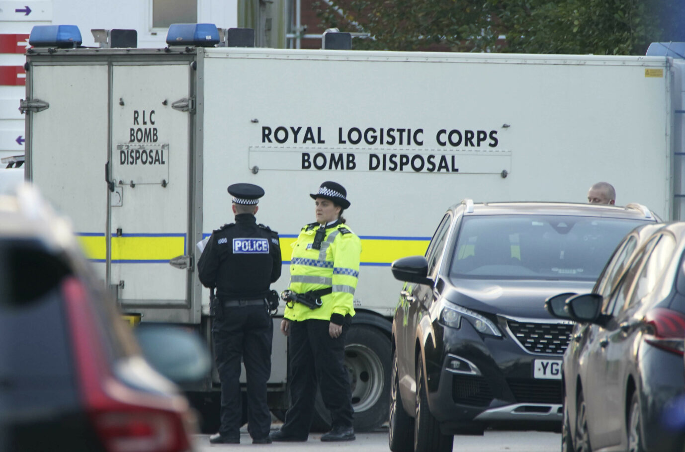 Polizisten sperren den Tatort des Bombenanschlags in Liverpool ab, wo sich der Attentäter in die Luft sprengte Foto: picture alliance / ASSOCIATED PRESS | Peter Byrne