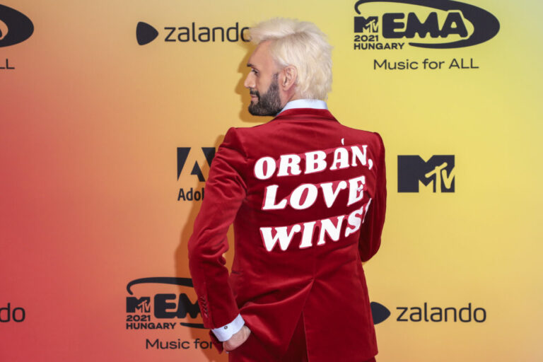 Publizist Jeetendr Sehdev bei den MTV-Awards in Budapest: Auf seinem Jackett trug er die Kampfansage „Liebe siegt“ an Ungarns Regierungschef Viktor Orbán