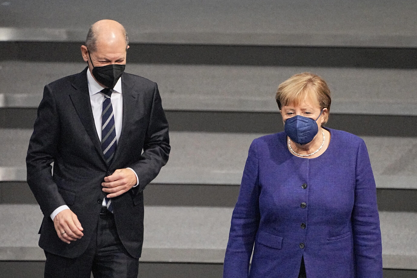 Der designierte Bundeskanzler Olaf Scholz (SPD) und Noch-Kanzlerin Angela Merkel (CDU) Foto: picture alliance/dpa | Michael Kappeler