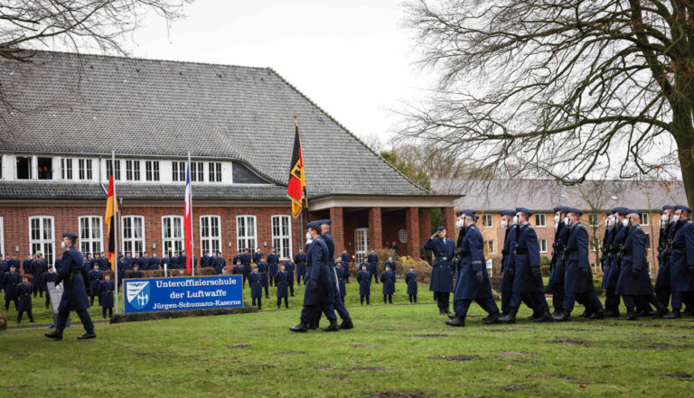 Eine Ehrenformation der Luftwaffe nimmt an der Umbenennung der Jürgen-Schumann-Kaserne teil Foto: picture alliance/dpa | Christian Charisius