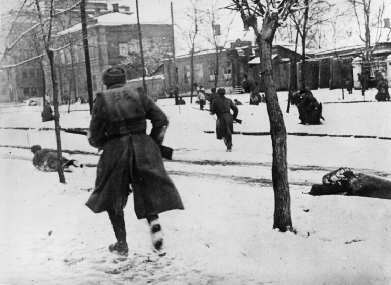 Rotarmisten stürmen bei den Kämpfen um Rostow im November 1941 ins Gefecht Foto: picture-alliance / akg-images | akg-images