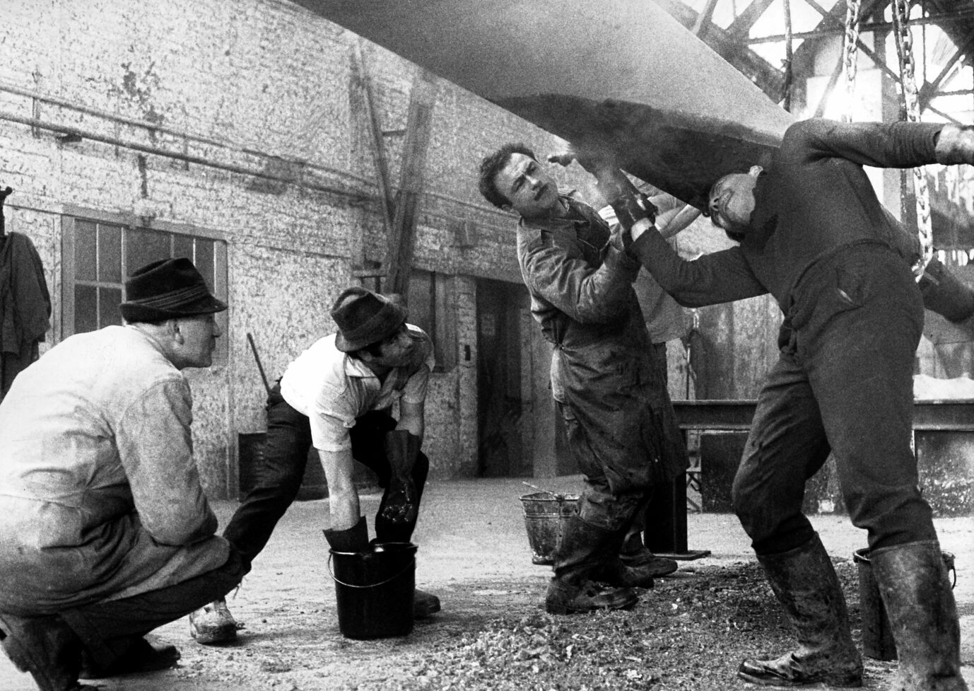 Gastarbeiter aus Griechenland, der Türkei und Spanien im Jahr 1966 bei der Arbeit in einer Großverzinkerei in Berlin