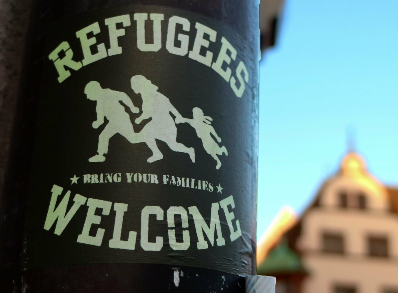 "Refugees Welcome"-Aufkleber: Ein Flüchtlingshelfer sieht keinen Grund zur Integration der Zuwanderer (Symbolbild) Foto: picture alliance / Winfried Rothermel | Winfried Rothermel