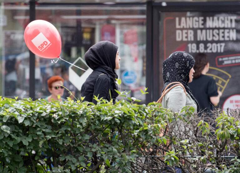 Frau mit Kopftuch und SPD-Luftballon: Laut der SPD-Arbeitsgruppe für Migration und Vielfalt haben besonders Frauen und Menschen mit Migrationshintergrund den Sozialdemokraten zu ihrem guten Wahlergebnis verholfen
