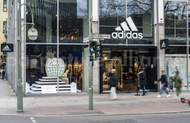 Menschen gehen an dem Adidas Store in der Tauentzienstraße in Berlin vorbei Foto: picture alliance/dpa | Christophe Gateau