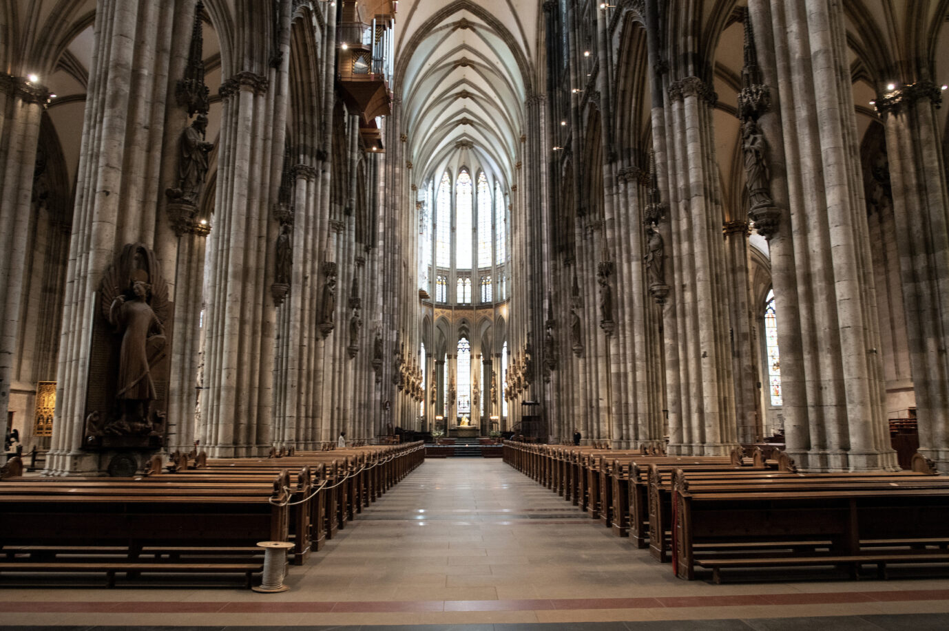 Blick in den leeren Kölner Dom: Das Erzbistum Köln rechnet mit einer Rekordzahl von Kirchenaustritten Foto: picture alliance/dpa | Federico Gambarini