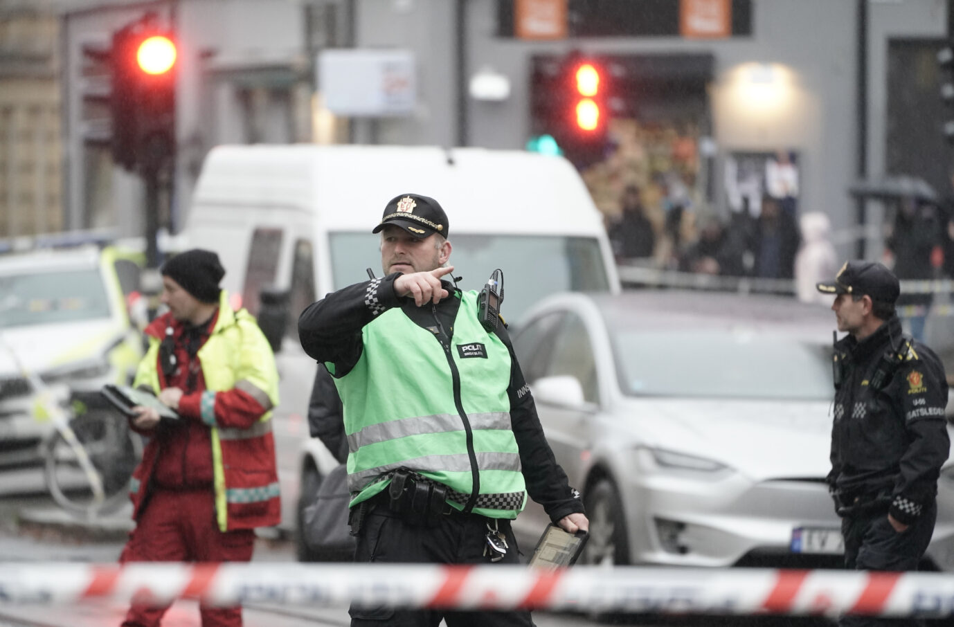 Sicherheitskräfte und Sanitäter sind nach dem Messerangriff in Oslo vor Ort Foto: picture alliance / ASSOCIATED PRESS | Stian Lysberg Solum