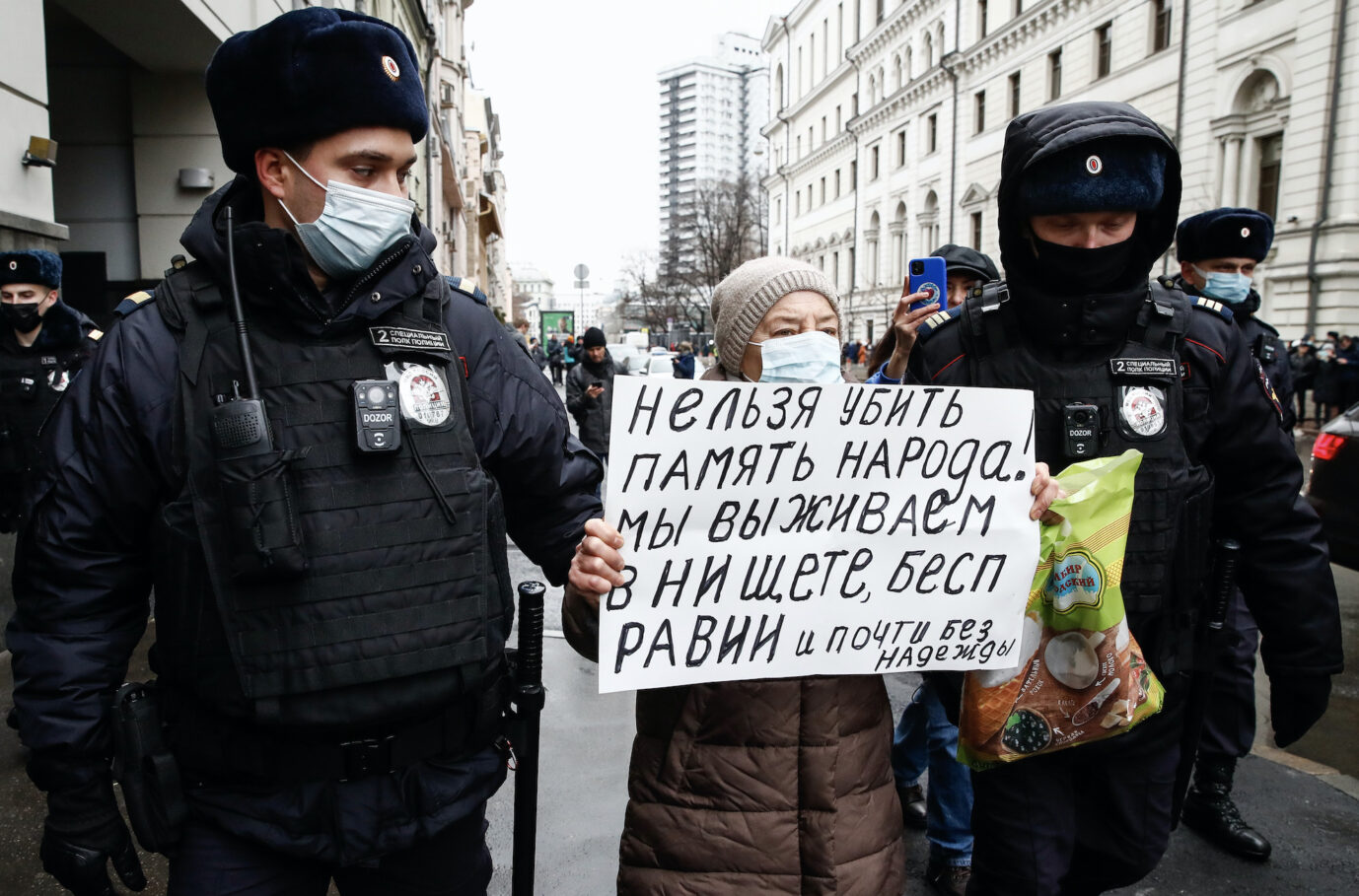 Eine Frau protestiert in Moskau gegen drohende die Auflösung der Organisation "Memorial" Foto: picture alliance/dpa/TASS | Artyom Geodakyan