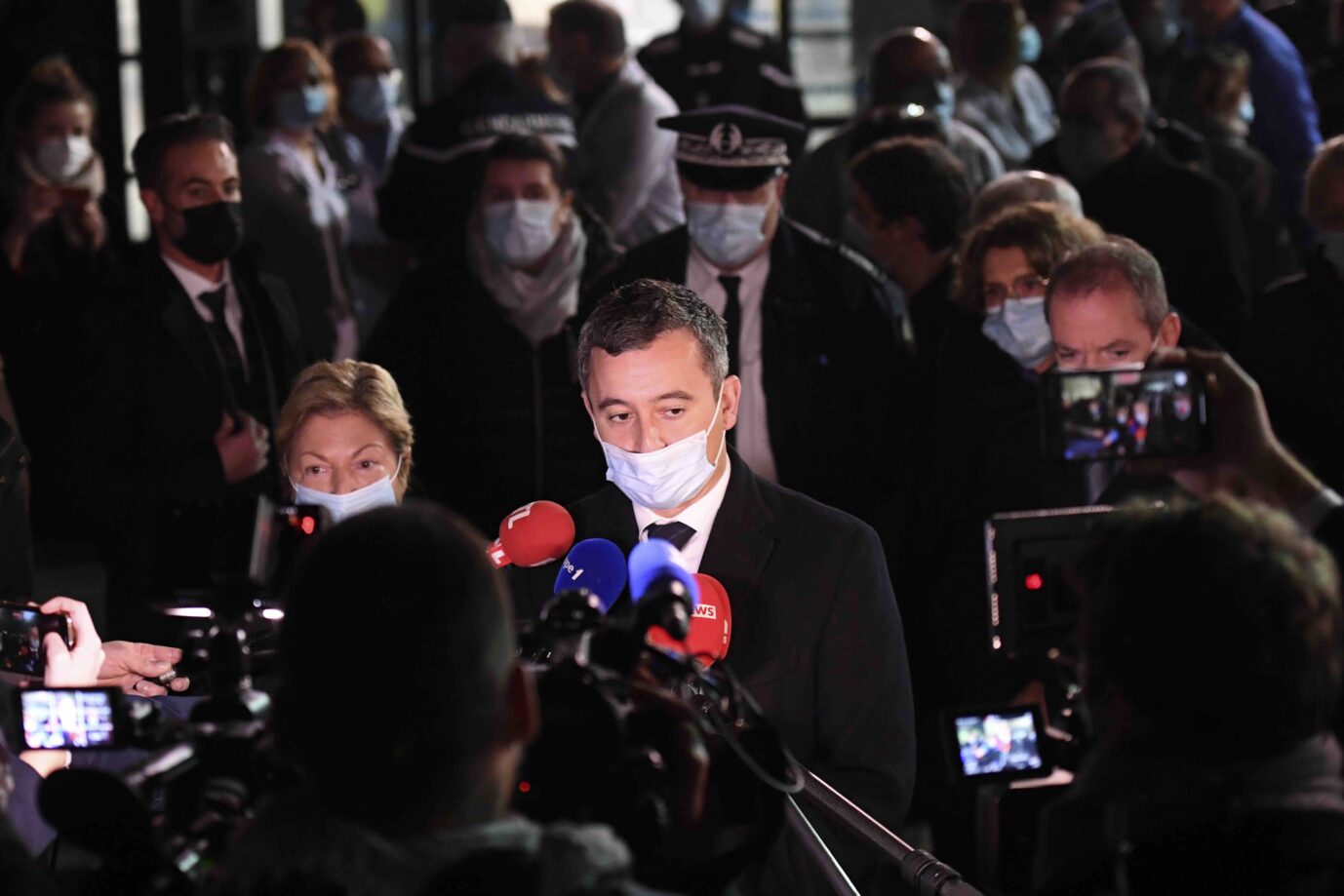 Der französische Innenminister Gérald Darmanin besucht Calais, von wo illegale Migranten nach England wollen Foto: picture alliance / ASSOCIATED PRESS | Uncredited