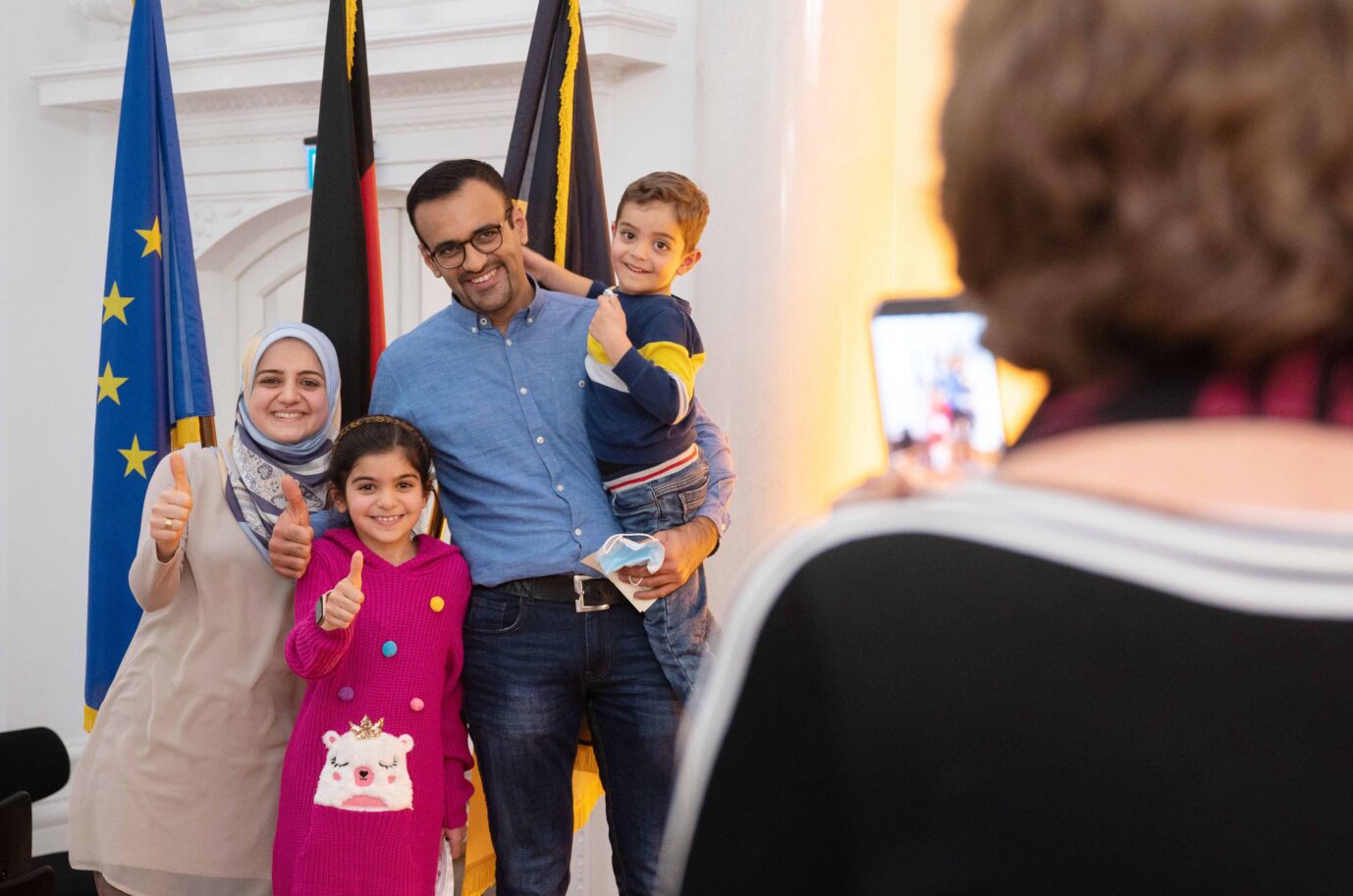 Eine Familie aus dem Irak nach einer Einbürgerungsfeier Foto: picture alliance/dpa | Marijan Murat