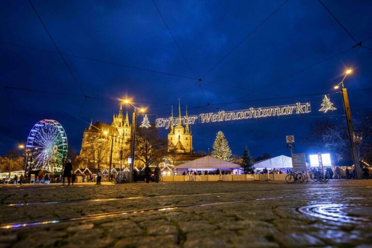 Nach zwei Tagen wurde der Erfurter Weihnachtsmarkt wegen einer neuen Corona-Verordnung geschlossen. Die Stadt will rechtlich gegen die Schließung vorgehen Foto: picture alliance / Geisler-Fotopress | Michael Kremer/Geisler-Fotopress