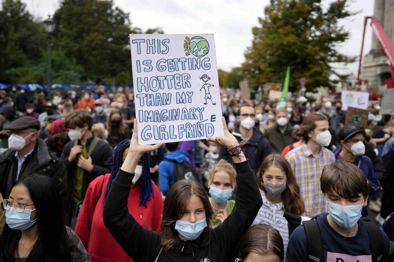 Schüler auf einer "Fridays For Future"-Demonstration in Berlin. Die Klimabewegung dominiert das Bild, das von der heutigen Jugend in der Öffentlichkeit herrscht Foto: picture alliance / ASSOCIATED PRESS | Markus Schreiber