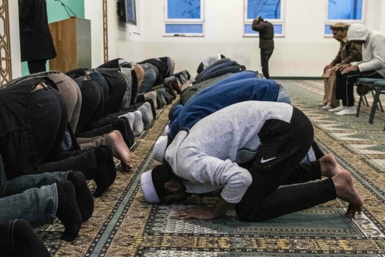 Gläubige beten in der Berliner Khadija Moschee Foto: picture alliance/dpa | Paul Zinken