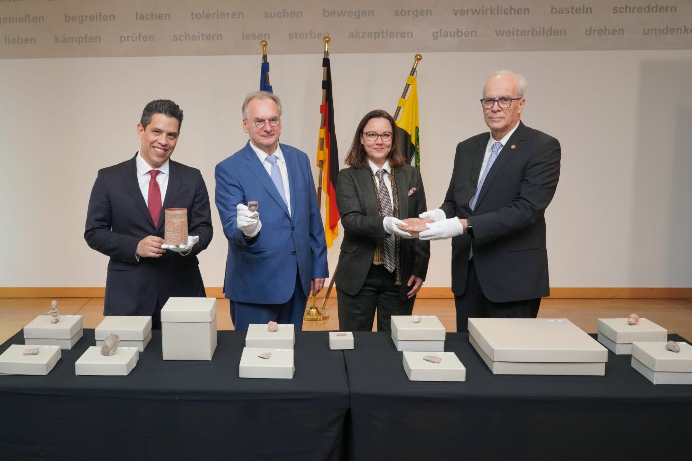 Reiner Haseloff, zusammen mit den Botschaftern Mexikos und Guatemalas am Freitag in Berlin Foto: picture alliance/dpa | Jörg Carstensen