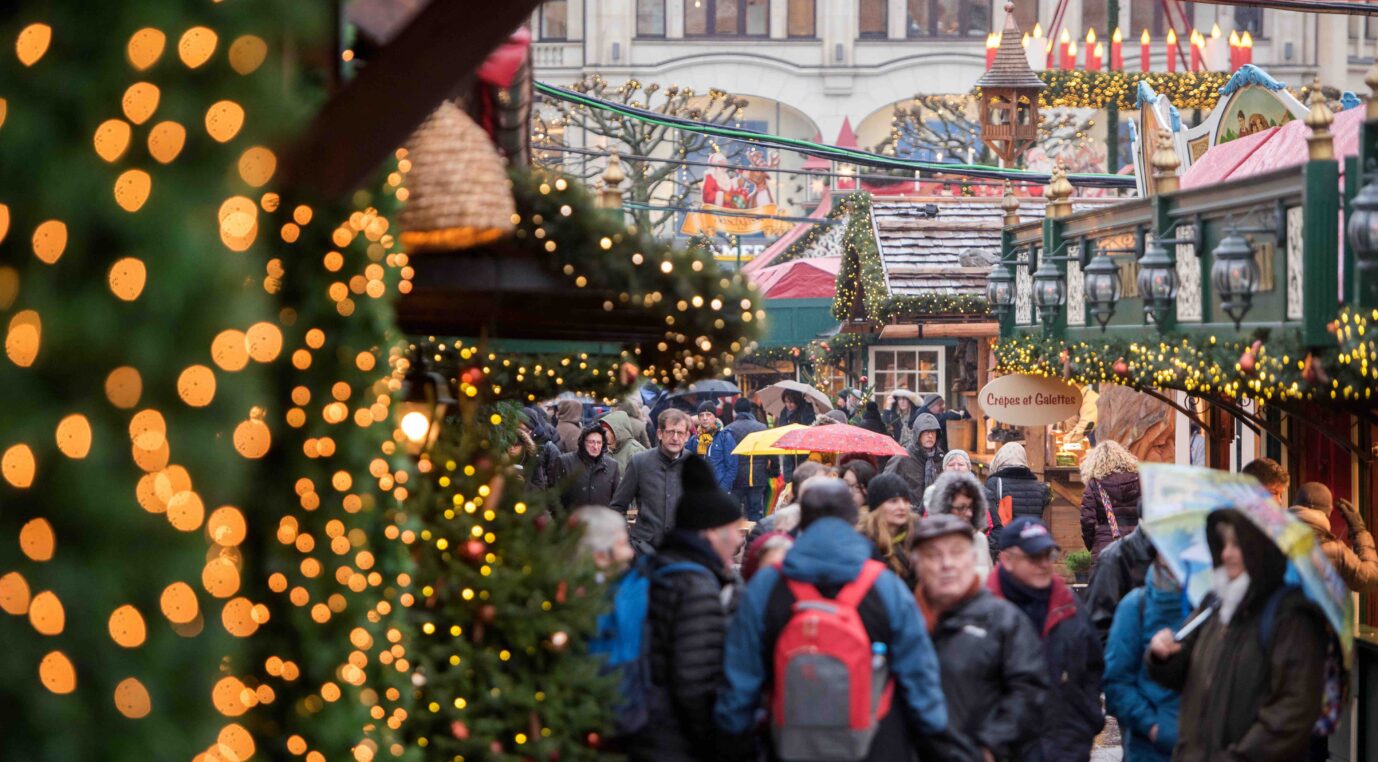 Menschen flanieren über den Hamburger Roncalli-Weihnachtsmarkt am Rathaus Foto: picture alliance / Daniel Bockwoldt/dpa | Daniel Bockwoldt
