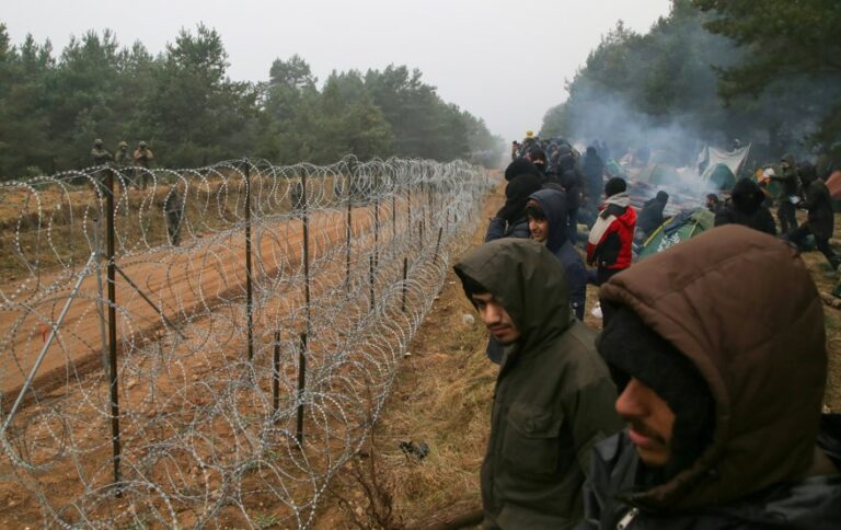 Migranten an der Grenze zu Polen: Weißrußland soll sie für Angriffe auf die Grenzanlagen ausbilden Foto: picture alliance/dpa/TASS | Belarus State Border Committee