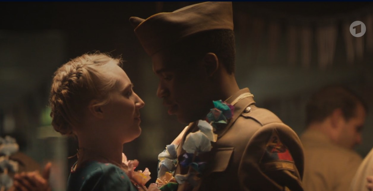 Finden der schwarze US-Soldat und das "Fräulein" zueinander? Szene aus "Ein Hauch von Amerika" Foto: Screenshot / ARD Mediathek