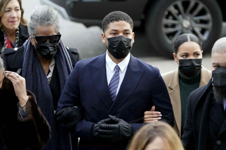 Jussie Smollett betritt mit seiner Familie das Gerichtsgebäude in Chicago Der Schauspieler soll eine rassistische Attacke auf sich inszeniert haben picture alliance / ASSOCIATED PRESS | Charles Rex Arbogast