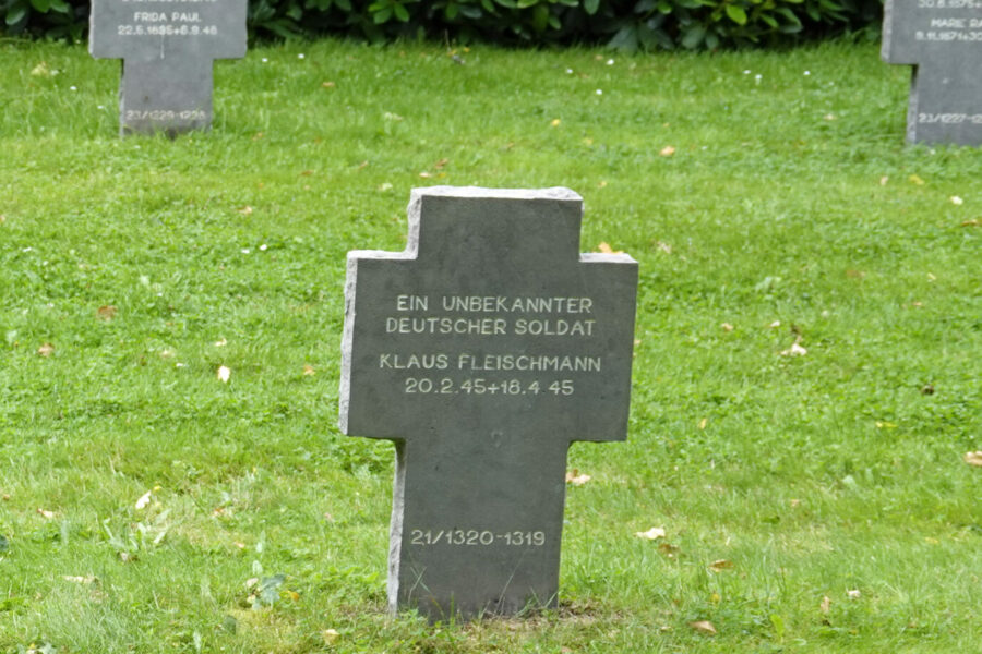 Auf dem Friedhof liegen neben Soldaten auch viele deutsche Kinder Foto: Weißmann 
