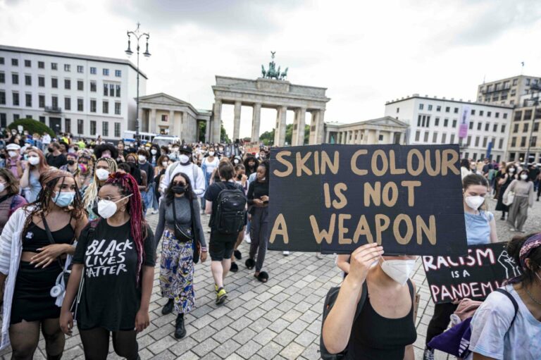Eine "Black Lives Matter" Demonstration vor dem Brandenburger Tor Foto: picture alliance/dpa | Fabian Sommer