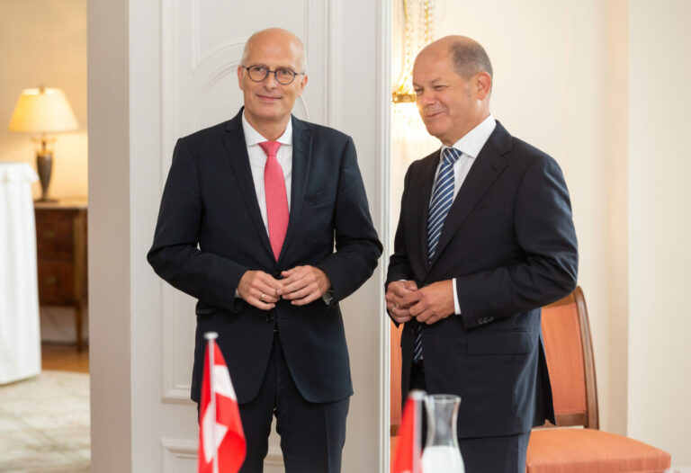 Bald-Kanzler Olaf Scholz (SPD) (r.) und sein Parteifreund und Hamburgs Erster Bürgermeister, Peter Tschentscher (Archivbild) Foto: picture alliance/dpa | Ulrich Perrey