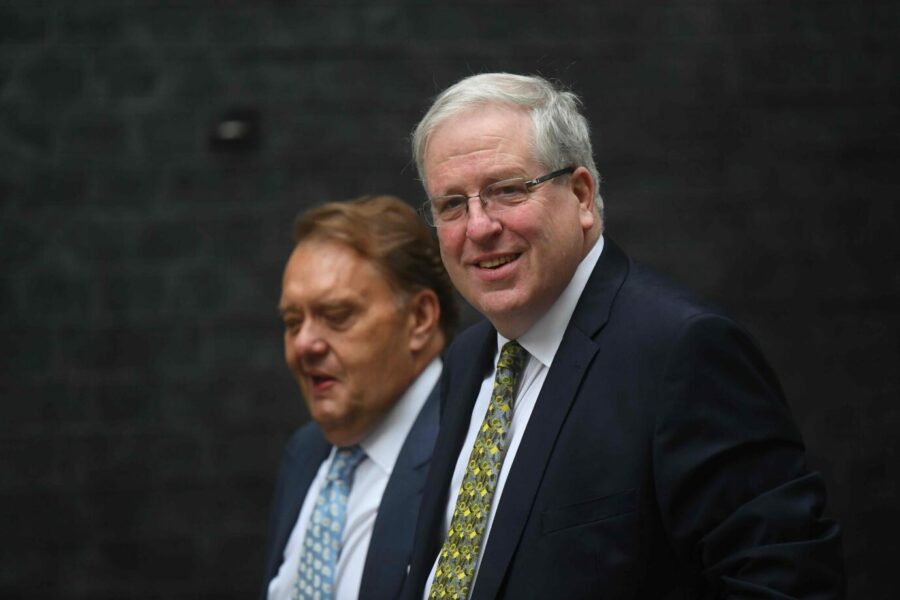 Die Abgeordneten der britischen Konservativen, Sir John Hayes (links) und Patrick McLoughlin: Die Partei will der Cancel Culture in ihrem Land den Garaus machen