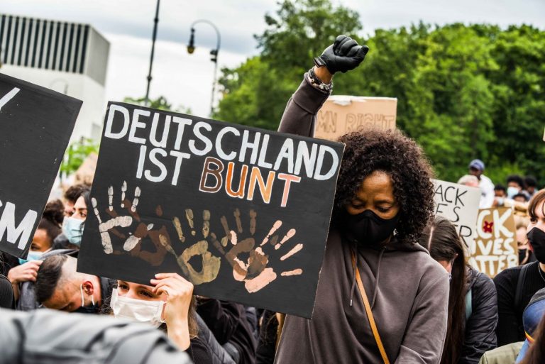 "Black Lives Matter" Demonstration: Auch die "Afrozensus"-Studie beklagt angeblichen Alltagsrassismus in Deutschland (Archivbild) Foto: picture alliance / ZUMAPRESS.com | Sachelle Babbar