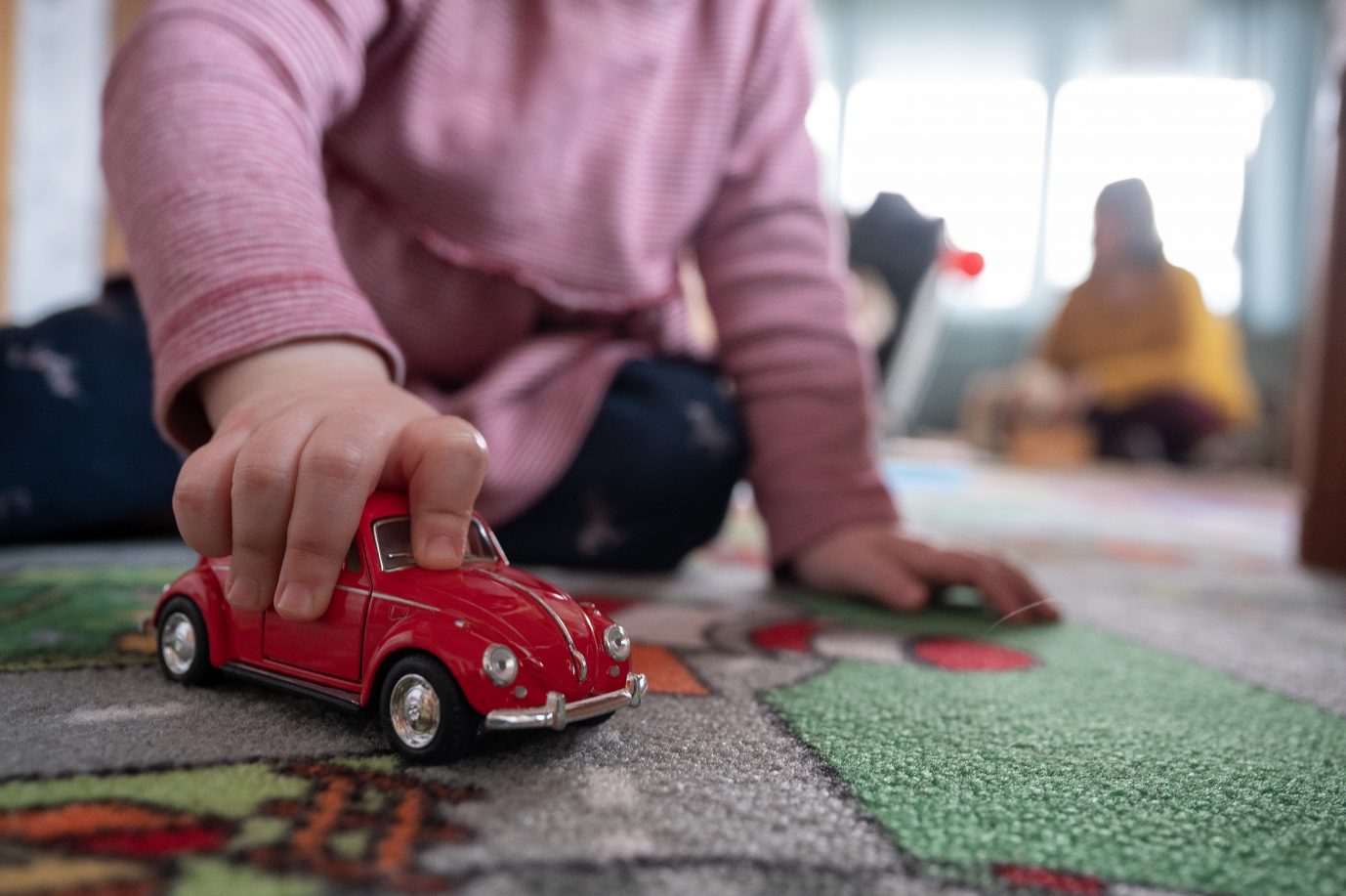 Mädchen spielt mit einem Auto: Spaniens Verbraucherschutzministerium will gegen Rollenbilder in der Spielzeugwerbung vorgehen
